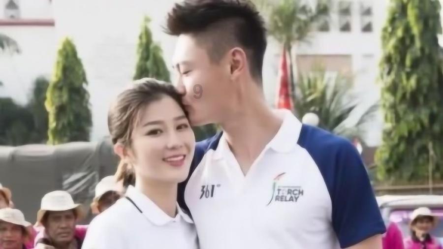 程晓玥晒女儿游泳，胖豆抓着爸爸不放手，吴千语猛夸小宝贝可爱